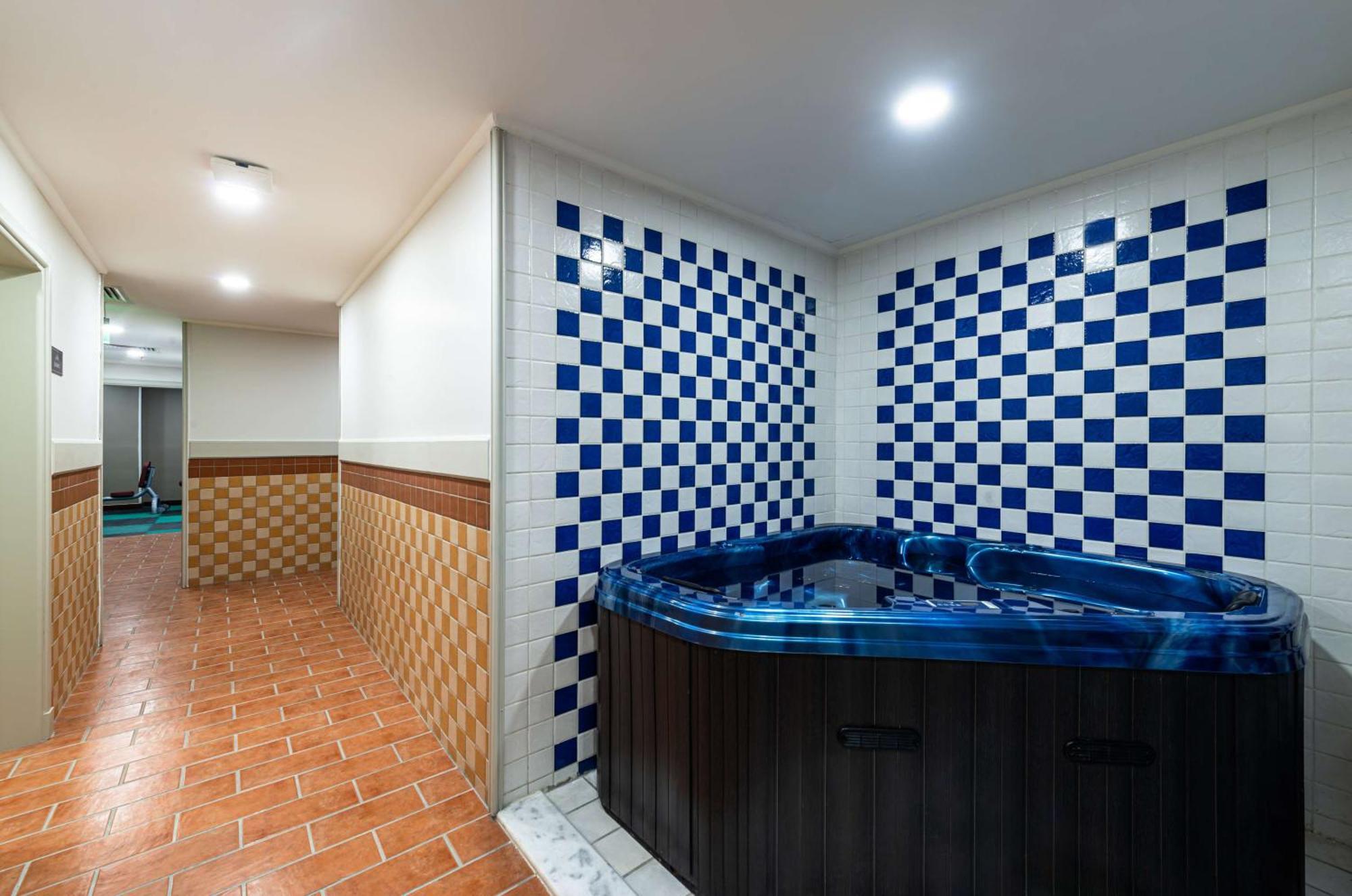 Western Center Hotel *